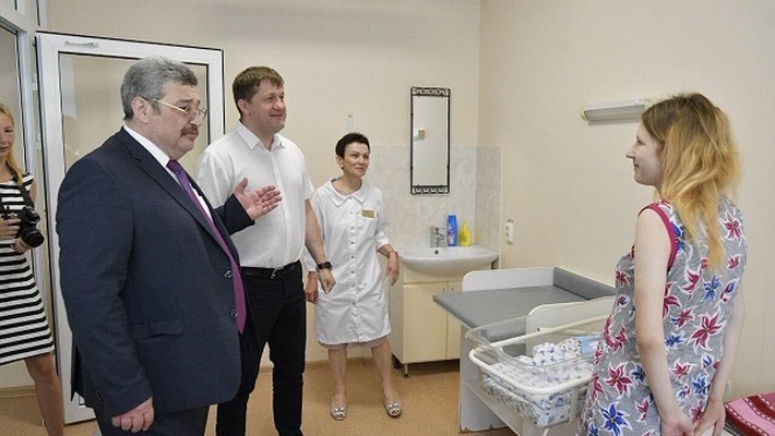 Глава минздрава Самарской области поздравил первого малыша, рождённого в День России